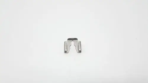 Flachfeder aus Metall in neutraler Farbe, flach und mit gezackten Enden. Einsatzzweck könnte Zubehör für Remeha-Produkte sein.
